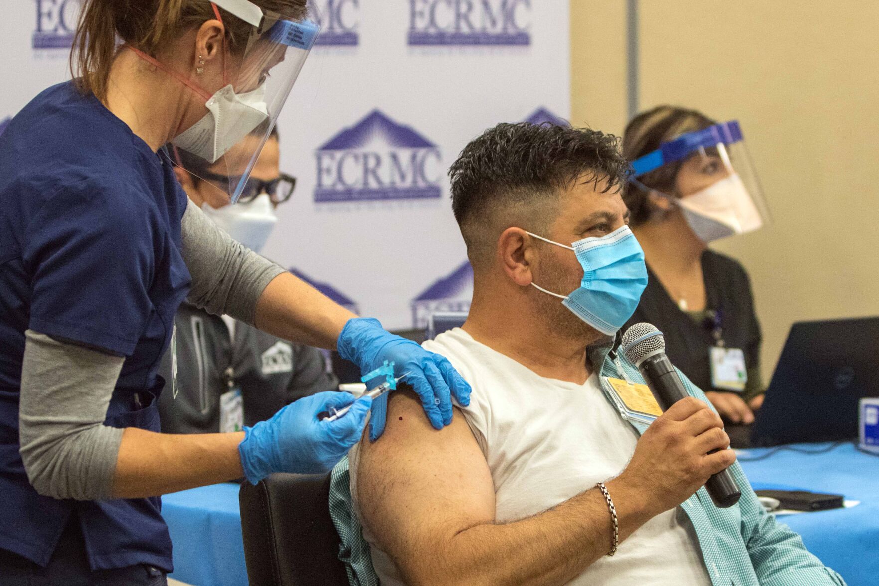 El Centro Regional Medical Center vaccinates MDs